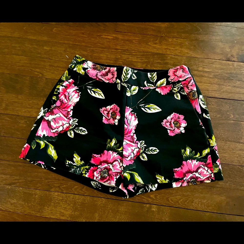NWOT EXPRESS SHORTIE BLACK FLORAL PRINT DRESS SHORTS 0